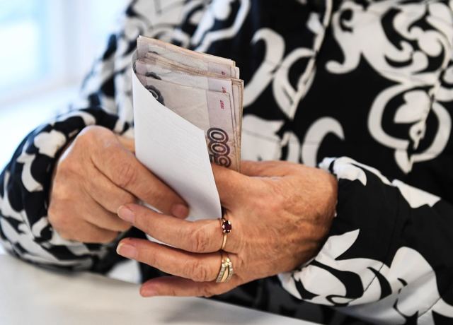 Единая Россия предложила ограничить сумму списаний с банковских счетов граждан за долги