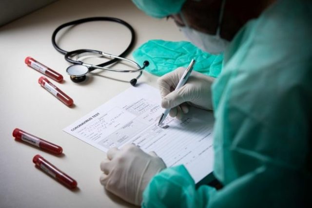 В случае заболевания коронавирусом врачи и медперсонал будут получать страховые выплаты