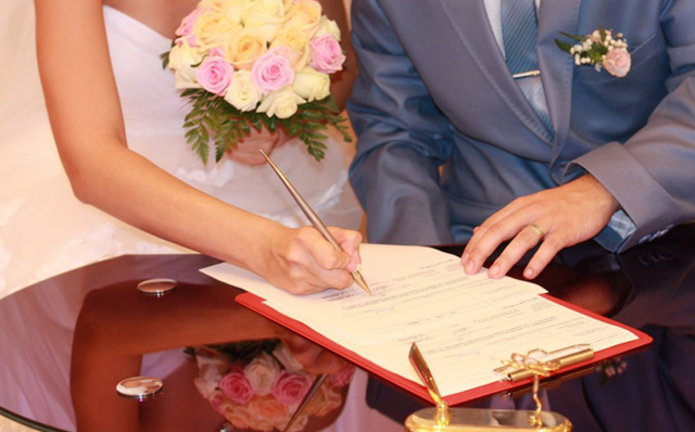 Двойная фамилия при заключении брака: плюсы и минусы