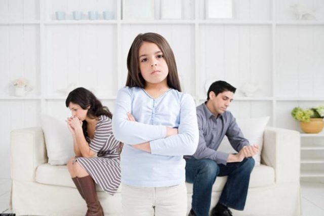 С кем остаются несовершеннолетние дети при разводе?