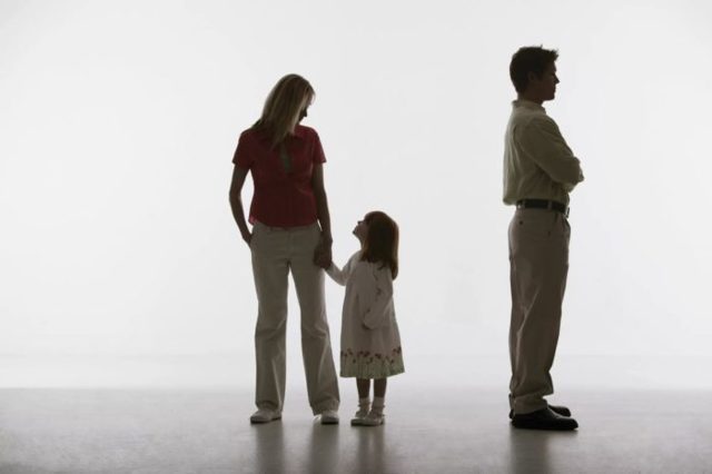 Отказ от отцовства в добровольном порядке: процедура, последствия