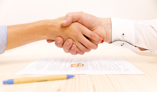 Отказ от совместно нажитого имущества при разводе супругов: как оформить соглашение у нотариуса или в суде – образец 2020 года