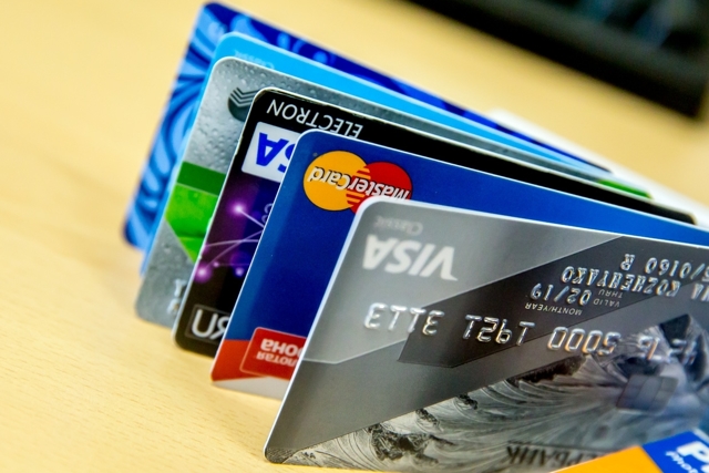 Заканчивается срок действия банковской карты в период самоизоляции, что делать?